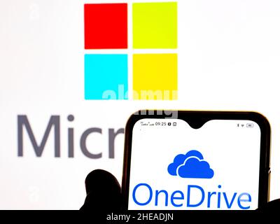 In dieser Abbildung wird das Microsoft OneDrive-Logo auf einem Smartphone angezeigt Stockfoto