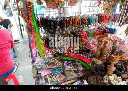 Verkaufsstand für Zubehör auf dem Bürgersteig auf Jalan Malioboro. Es gibt Armbänder, Bandanas, Haarreifen, Gebetsperlen für die Anbetung und Spielzeugautos aus Stockfoto