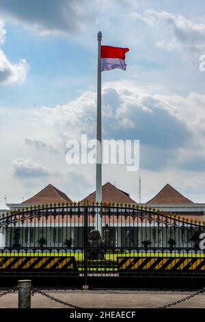 Regierungsgebäude mit der Flagge des indonesischen Staates im Hof Stockfoto