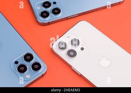 West Bangal, Indien - 10. Januar 2022 : Apple iphone 13 pro in Rahmen mit buntem Hintergrund. Stockfoto