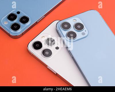 West Bangal, Indien - 10. Januar 2022 : Apple iphone 13 pro in Rahmen mit buntem Hintergrund. Stockfoto