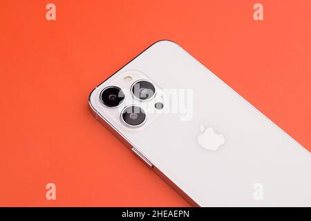West Bangal, Indien - 10. Januar 2022 : Apple iphone 13 pro in Rahmen mit buntem Hintergrund. Stockfoto
