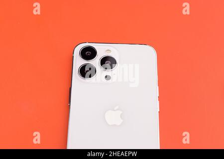 West Bangal, Indien - 10. Januar 2022 : Apple iphone 13 pro in Rahmen mit buntem Hintergrund. Stockfoto