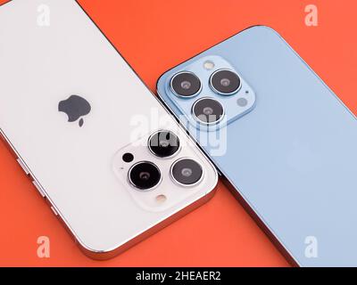 West Bangal, Indien - 10. Januar 2022 : Apple iphone 13 pro in Rahmen mit buntem Hintergrund. Stockfoto