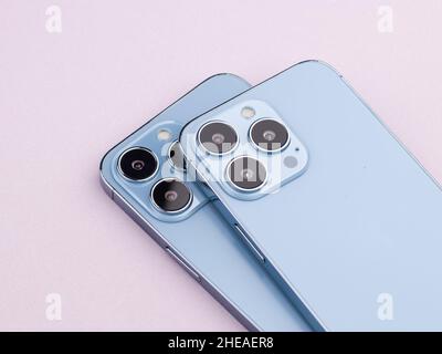 West Bangal, Indien - 10. Januar 2022 : Apple iphone 13 pro in Rahmen mit buntem Hintergrund. Stockfoto