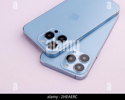 West Bangal, Indien - 10. Januar 2022 : Apple iphone 13 pro in Rahmen mit buntem Hintergrund. Stockfoto