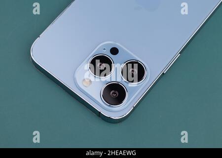 West Bangal, Indien - 10. Januar 2022 : Apple iphone 13 pro in Rahmen mit buntem Hintergrund. Stockfoto