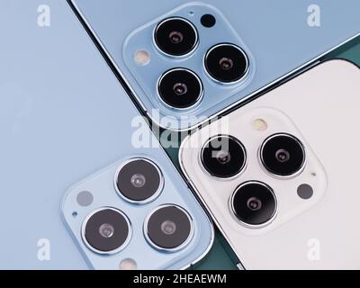 West Bangal, Indien - 10. Januar 2022 : Apple iphone 13 pro in Rahmen mit buntem Hintergrund. Stockfoto