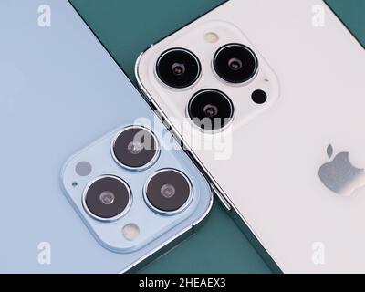 West Bangal, Indien - 10. Januar 2022 : Apple iphone 13 pro in Rahmen mit buntem Hintergrund. Stockfoto
