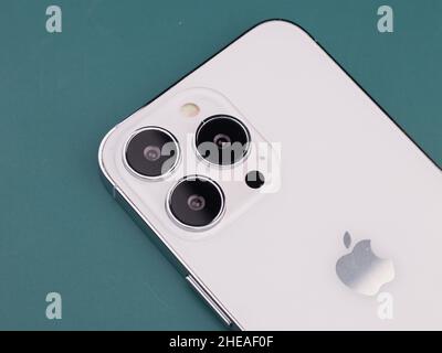 West Bangal, Indien - 10. Januar 2022 : Apple iphone 13 pro in Rahmen mit buntem Hintergrund. Stockfoto