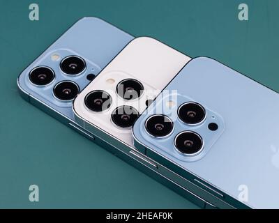 West Bangal, Indien - 10. Januar 2022 : Apple iphone 13 pro in Rahmen mit buntem Hintergrund. Stockfoto