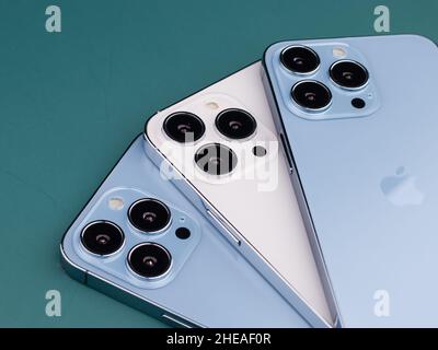 West Bangal, Indien - 10. Januar 2022 : Apple iphone 13 pro in Rahmen mit buntem Hintergrund. Stockfoto