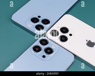 West Bangal, Indien - 10. Januar 2022 : Apple iphone 13 pro in Rahmen mit buntem Hintergrund. Stockfoto