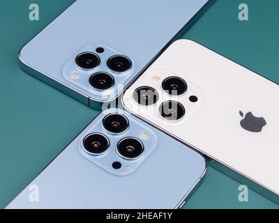 West Bangal, Indien - 10. Januar 2022 : Apple iphone 13 pro in Rahmen mit buntem Hintergrund. Stockfoto