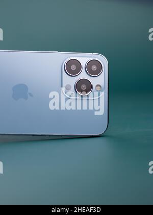 West Bangal, Indien - 10. Januar 2022 : Apple iphone 13 pro in Rahmen mit buntem Hintergrund. Stockfoto