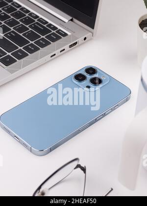 West Bangal, Indien - 10. Januar 2022 : Apple iphone 13 pro in Rahmen mit buntem Hintergrund. Stockfoto