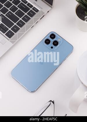 West Bangal, Indien - 10. Januar 2022 : Apple iphone 13 pro in Rahmen mit buntem Hintergrund. Stockfoto