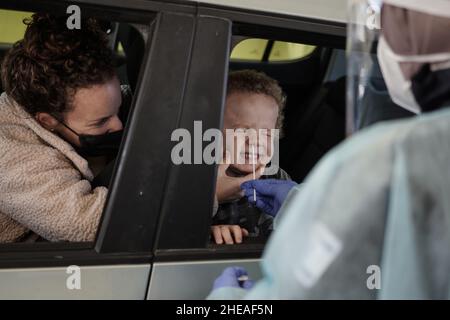 Jerusalem, Israel. 10th. Januar 2022. Israelis werden COVID-19-Tests im Drive-Thru-Komplex von ein Yael in Jerusalem unterzogen, da Israel einer Zunahme der Coronavirus-Infektion ausgesetzt ist, die höchstwahrscheinlich auf die Omicron-Variante zurückzuführen ist. Magen David Adom, Israels führender Rettungsdienst, führt PCR-Tests für ältere Menschen und Antigen-Tests für alle anderen durch, da ein Mangel an PCR-Testkits die nahe Zukunft bedroht. Obwohl sich Antigen-Tests als signifikant ungenau erwiesen haben und sowohl FALSCH POSITIVE als auch FALSCH NEGATIVE Ergebnisse liefern, stützt sich ein Teil des Wirtschafts- und Bildungssystems des Landes auf häufige Tests für nicht geimpfte Personen. Cred Stockfoto