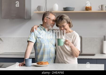 Liebende glückliche Paar mittleren Alters verbringen Wochenende Zeit zu Hause. Stockfoto
