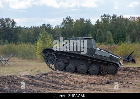 Angriff des sowjetischen Panzers T25. Tank bewegt sich durch die Befestigung, Graben. Rekonstruktion der Schlacht des Zweiten Weltkriegs Russland, Tscheljabinsk, Stockfoto