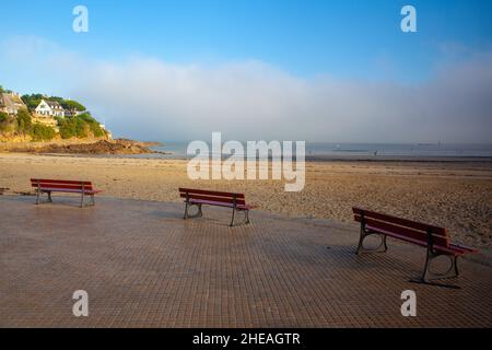 Drei leere Bänke auf der herrlichen Promenade du Clair de Lune, Dinard, Bretagne Frankreich.die ganze Promenade ist riesig, wahrscheinlich etwa 15-20 km Stockfoto