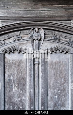 Verzierte Figur des geflügelten Engels an einer mittelalterlichen Tür. Cross House, Tewkesbury, Gloucestershire, England Stockfoto