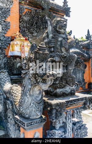 Dvarapala-Schutzstatue am balinesischen Hindu-Meertempel (Pura Segara) Tanah Lot, Tabanan, Bali, Indonesien. Stockfoto