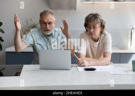 Gestresstes altes Familienpaar mit finanziellen Problemen. Stockfoto