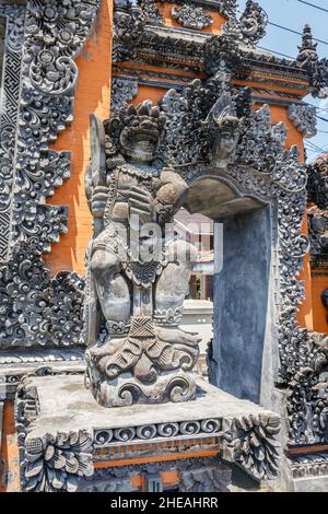 Dvarapala-Schutzstatue am balinesischen Hindu-Meertempel (Pura Segara) Tanah Lot, Tabanan, Bali, Indonesien. Stockfoto