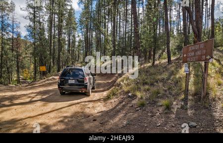 Senator Road 52 an der Kreuzung Pine Flat Road 177, Goodwin-Standort, Nebenstraßen in Bradshaw Mountains, Prescott National Forest, Arizona, USA Stockfoto