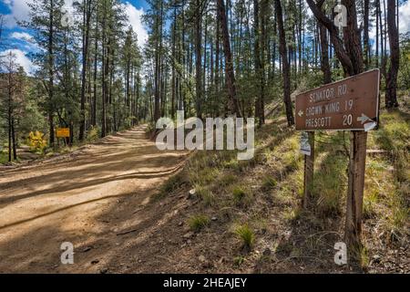 Senator Road 52 an der Kreuzung Pine Flat Road 177, Goodwin-Standort, Nebenstraßen in Bradshaw Mountains, Prescott National Forest, Arizona, USA Stockfoto