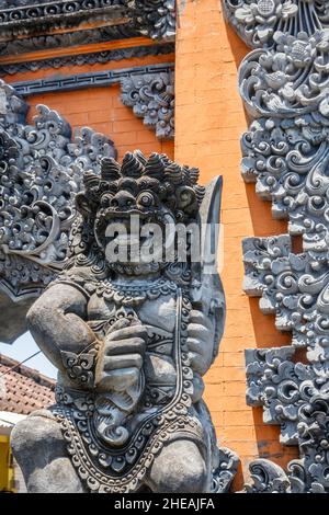 Dvarapala-Schutzstatue am balinesischen Hindu-Meertempel (Pura Segara) Tanah Lot, Tabanan, Bali, Indonesien. Stockfoto