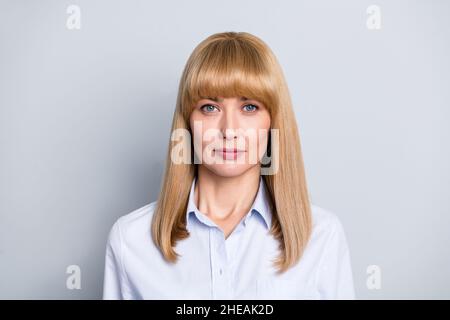 Portrait von attraktiven Inhalten qualifizierte erfahrene Mädchen hr Generalist isoliert über grauen Pastellfarben Hintergrund Stockfoto