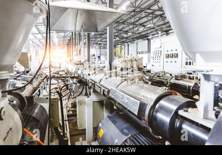 Werkstatt mit Extrudern zur Herstellung von Kunststoffrohren. High-Speed-Extrusionslinie von Wasser supply und Gasleitung. Fertigungsstätte. Stockfoto