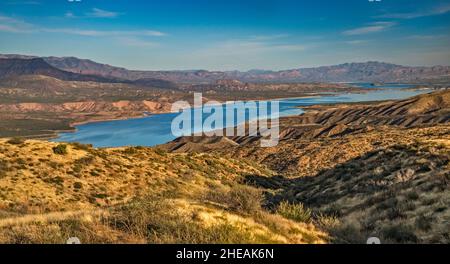 Theodore Roosevelt Lake, Blick von der Four Peaks Road (FS 143), Sierra Ancha in der Ferne, Mazatzal Mountains, Tonto National Forest, Arizona, USA Stockfoto