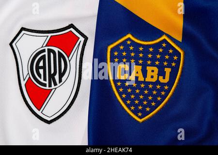Nahaufnahme von Boca Juniors und River Plate Fußballtrikot. Superclásico ist das Fußballspiel in Argentinien zwischen den Rivalen Boca und River in Buenos Aires. Stockfoto