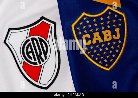 Nahaufnahme von Boca Juniors und River Plate Fußballtrikot. Superclásico ist das Fußballspiel in Argentinien zwischen den Rivalen Boca und River in Buenos Aires. Stockfoto