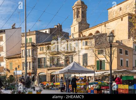 Llucmajor, Spanien; januar 07 2022: Wöchentlicher Straßenmarkt in der mallorquinischen Stadt Llucmajor. Anbieter und Kunden mit Masken aufgrund von Einschränkungen durch den Stockfoto