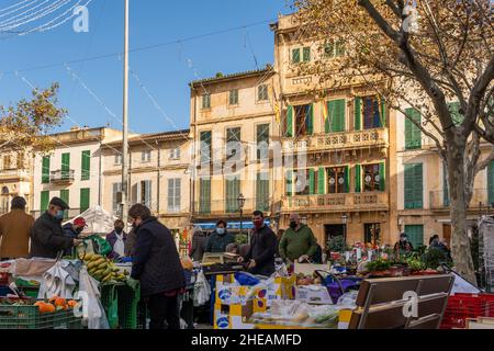 Llucmajor, Spanien; januar 07 2022: Wöchentlicher Straßenmarkt in der mallorquinischen Stadt Llucmajor. Anbieter und Kunden mit Masken aufgrund von Einschränkungen durch den Stockfoto