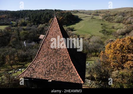 Siebenbürgische sächsische traditionelle Tonfliesen auf einem mittelalterlichen Turm. Stockfoto