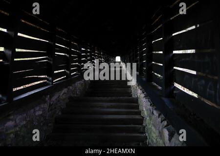 Sighisoara, Rumänien - 30. Oktober 2021: Die überdachte Treppe (Scara acoperita) oder die Treppe der Gelehrten, die von der Festung und dem Stadtzentrum hinauf führt Stockfoto