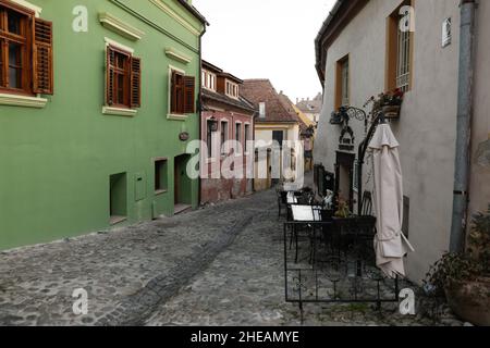 Sighisoara, Rumänien - 30. Oktober 2021: Überblick über die Altstadt von Sighisoara oder die Zitadelle (Festung). Stockfoto