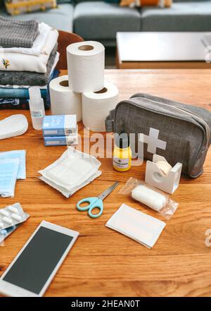 Notfallrucksack-Ausrüstung mit Verbandskasten auf dem Tisch organisiert Stockfoto