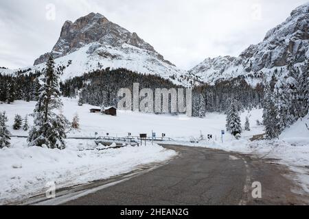 Straße in der Nähe des Peitlerkofels im Spätherbst, Passo delle Erbe , Dolomitenalpen, Südtirol, Italien. Stockfoto