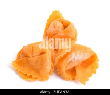 Rohe Tortellini gefüllt mit Lachs isoliert auf weißem Hintergrund Stockfoto