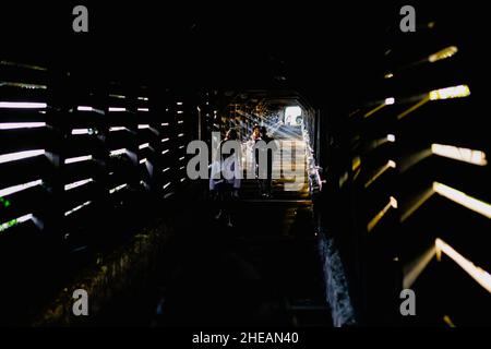 Sighisoara, Rumänien - 30. Oktober 2021: Die Menschen gehen die berühmte überdachte Treppe (Scara acoperita) oder die Treppe der Gelehrten, die hinauf führt, auf und ab Stockfoto