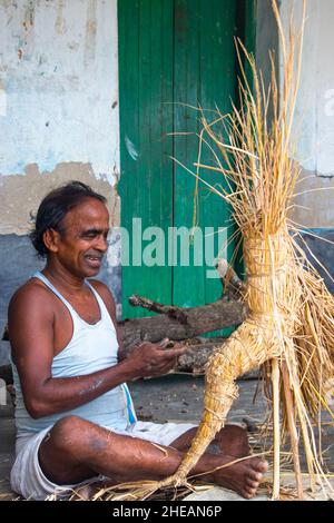 Ein Künstler bereitet ein Idol der Göttin vor Stockfoto