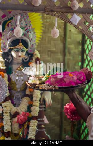 die rituale des festivals werden vom Priester durchgeführt. Idol der hindu-Göttin, im Hintergrund, Tagesaufnahme. Stockfoto