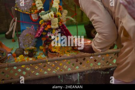 die rituale des festivals werden vom Priester durchgeführt. Idol der hindu-Göttin, im Hintergrund, Tagesaufnahme. Stockfoto