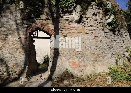 Eingang in einer Steinmauer in einer mittelalterlichen Stadt in der Region Siebenbürgen in Rumänien. Stockfoto